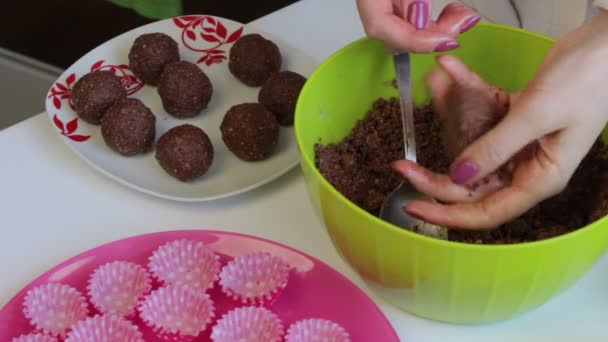 女性は ココア パウダー 溶かしバターの混合物のボールを作る お菓子を作るため — ストック動画