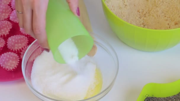 Eine Frau Gießt Zucker Ein Gefäß Mit Geschmolzener Butter Zur — Stockvideo