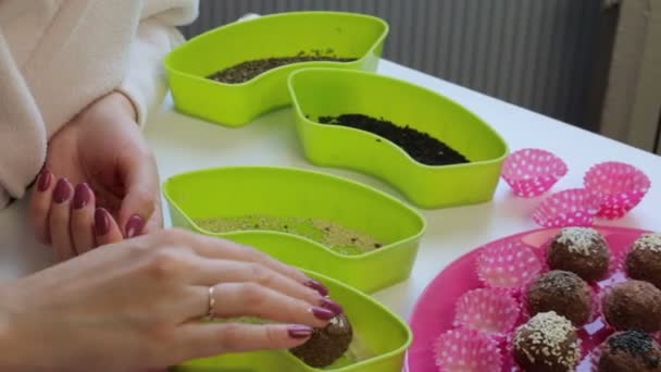 Une Femme Roule Des Boules Sésame Mélange Poudre Cacao Beurre — Video