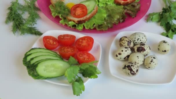 Desayuno Embutidos Huevos Codorniz Hierbas Verduras Los Ingredientes Están Sobre — Vídeo de stock