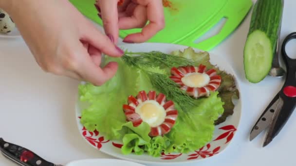Kadın Yemek Sebze Kızarmış Sosis Bıldırcın Yumurtası Ile Ile Süsle — Stok video