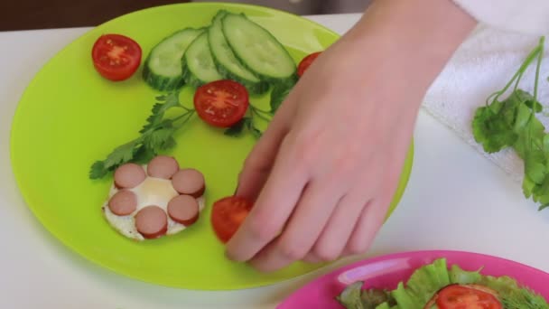 Mulher Cozinhar Decora Com Verduras Salsichas Fritas Com Ovos Codorna — Vídeo de Stock