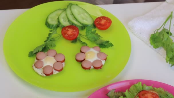料理が女性 ウズラの卵と野菜揚げソーセージを飾ります ソーセージ ウズラの卵 ハーブおよび野菜の朝食 食材がテーブルに — ストック動画
