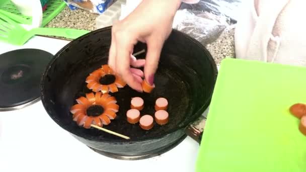 Una Mujer Cocinando Pone Salchichas Rodajas Una Sartén Caliente Desayuno — Vídeo de stock