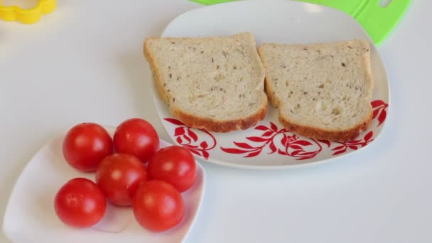 Snídaně Párky Křepelčí Vejce Bylin Zeleniny Ingredience Jsou Stole — Stock video