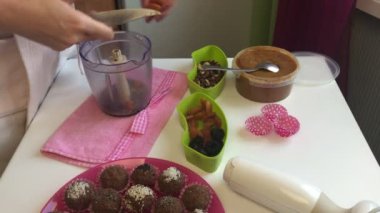 Kuru Kayısı keser kadınve taşlama için bir karıştırıcıda kuru erik. Tatlılar yemek.