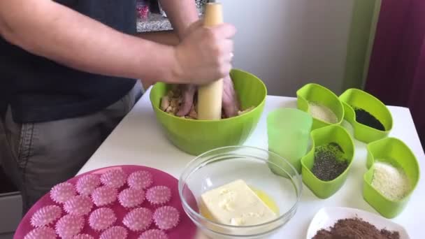 Hombre Está Cortando Galletas Con Rodillo Madera Trabaja Por Turnos — Vídeo de stock