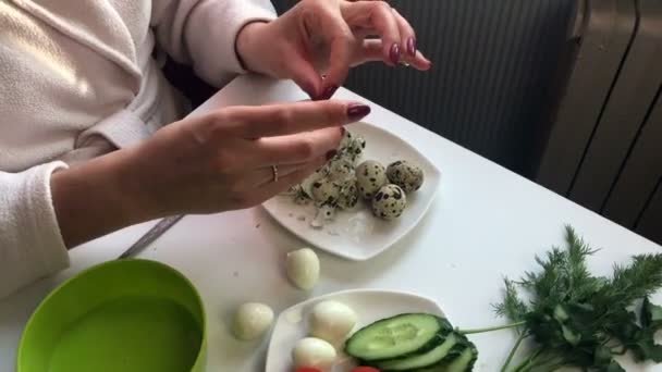 Bir Kadın Bıldırcın Haşlanmış Yumurta Kabuk Temizler Salata Hazırlık Için — Stok video