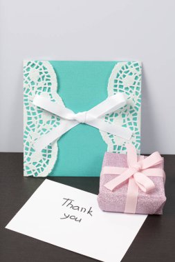 El yapımı tebrik kartları. Kağıt ambalaj içinde hediye bir kurdele ile bağlanmış. Özgün Hediyelik.