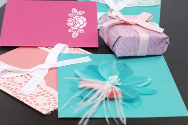 El yapımı tebrik kartları. Kağıt ambalaj içinde hediye bir kurdele ile bağlanmış. Özgün Hediyelik.