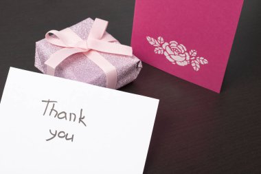 El yapımı tebrik kartları. Kağıt ambalaj içinde hediye bir kurdele ile bağlanmış. Özgün Hediyelik.