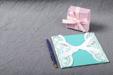 El yapımı tebrik kartı. Kağıt ambalaj içinde hediye bir kurdele ile bağlanmış. Özgün Hediyelik.