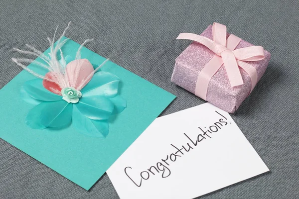 Tarjetas Felicitación Hechas Mano Cerca Del Regalo Papel Regalo Atado — Foto de Stock