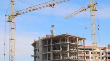İş kule vinç inşaat sahasında. Vinç ile beton sığınak yapım aşamasında binanın tepesinde taşır