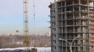 İş kule vinç inşaat sahasında. Vinç ile beton sığınak yapım aşamasında binanın tepesinde taşır