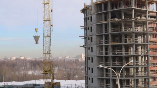 Żuraw Wieżowy Pracy Budowie Żuraw Przenosi Bunkier Betonu Górnej Części — Wideo stockowe