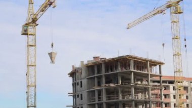 İş kule vinç inşaat sahasında. Vinç beton bin bina yapım aşamasında tepesinden yere taşır.