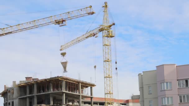 Grue Tour Travail Sur Chantier Grue Déplace Poubelle Béton Haut — Video