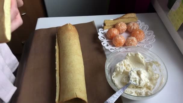 Biscuit Roll Koken Gevuld Met Ricotta Mandarijn Een Vrouw Afsnijdt — Stockvideo