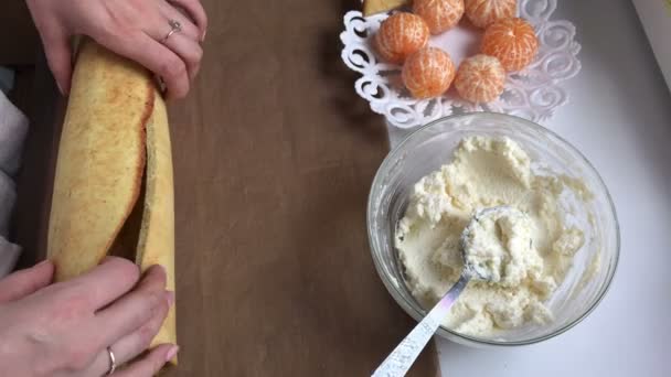 Biscuit Roll Koken Gevuld Met Ricotta Mandarijn Een Vrouw Afsnijdt — Stockvideo