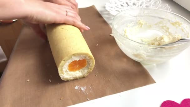 Cozinhar Rolo Biscoito Recheado Com Ricota Tangerina Uma Mulher Molda — Vídeo de Stock