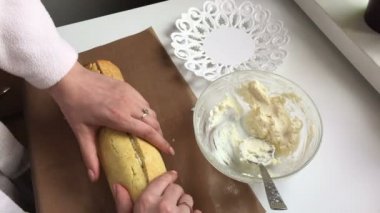 Bisküvi rulo pişirme ricotta ve mandarin ile doldurulmuş. Kadın mandalina ricotta ile bisküvi pasta üzerinde tamamladı. Dolgu yapmak için tablo yüzeyine yakın unsurlarıdır.