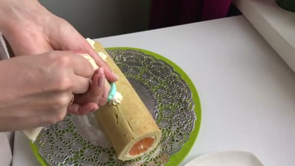 Bisküvi Rulo Pişirme Ricotta Mandarin Ile Doldurulmuş Hazır Rulo Bir — Stok video