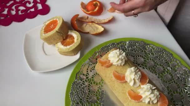 Cocinar Rollo Galletas Rellenas Ricotta Mandarina Rollo Listo Yace Una — Vídeo de stock