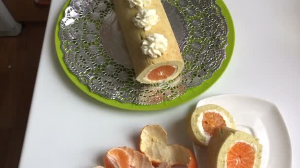 Bisküvi Rulo Pişirme Ricotta Mandarin Ile Doldurulmuş Hazır Rulo Bir — Stok video