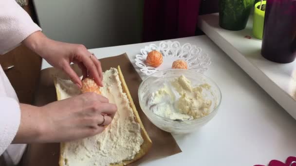 Vaření Sušenky Roll Plněné Ricottou Mandarinky Žena Dává Mandarinky Piškot — Stock video