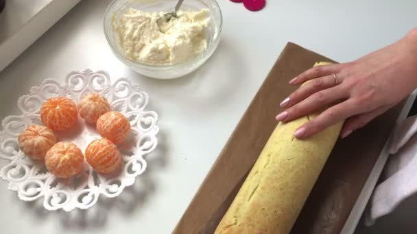 Rouleau Biscuits Farci Ricotta Mandarine Femme Roule Gâteau Éponge Façonner — Video