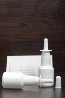 Nazal sprey kutular rinit tedavisi için. Sonraki satın alma için bir reçetedir. Karanlık bir arka plan üzerinde.