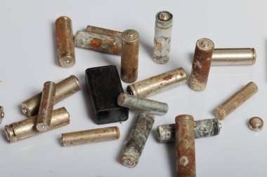 Beyaz bir arka plan üzerinde tüm pilleri. Atık pillerin geri dönüşümü. Çevre koruma. Dünya günü.