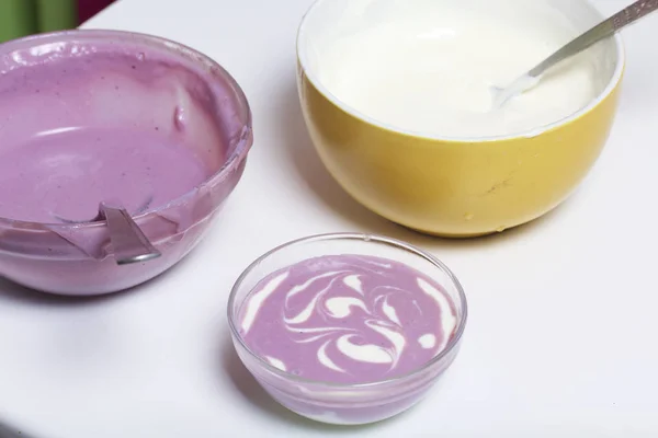 블루베리 치즈 케이크입니다. 사 우 어 크림과 블루베리 잼에 코 티 지 치즈 젤리 요리 재료는 테이블의 표면에 있습니다. — 스톡 사진