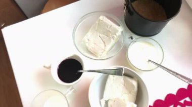 Yaban mersinli cheesecake. Yemek pişirmek için malzemeler tablo yüzeyinde yer alır.