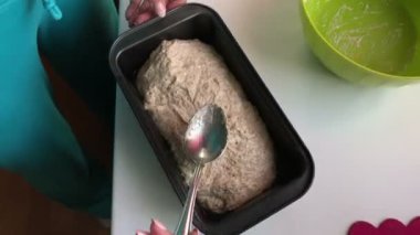 Evde ekmek. Yemek pişirme içinde kadın düzgünleştirir hamur