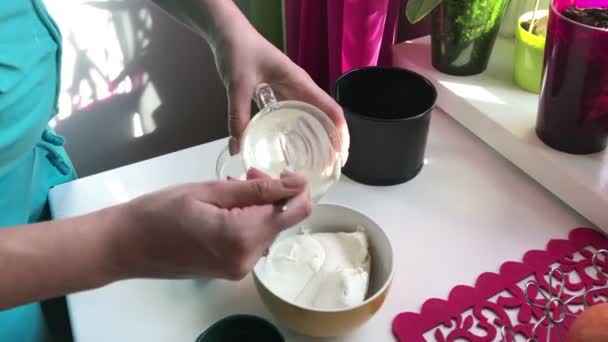 Kadın Ekşi Krema Süzme Peynir Ekler Yaban Mersinli Cheesecake Yemek — Stok video