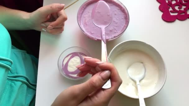 Vrouw Wordt Geleidelijk Gelatine Dessert Toegevoegd Aan Container Veelkleurige Lagen — Stockvideo