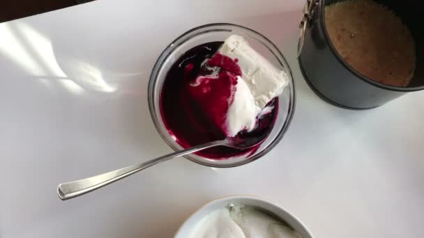 蓝莓芝士蛋糕 烹饪用的食材位于桌子表面 — 图库视频影像