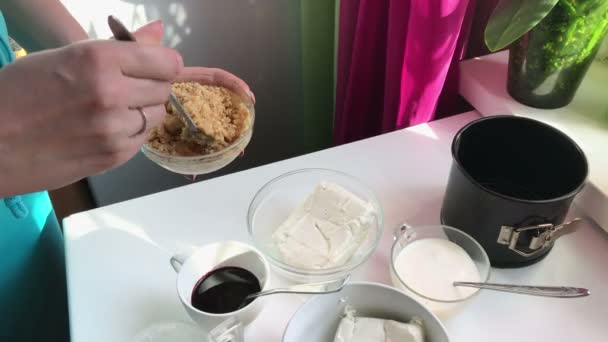 Tarta Queso Con Arándanos Una Mujer Está Mezclando Migas Galletas — Vídeo de stock