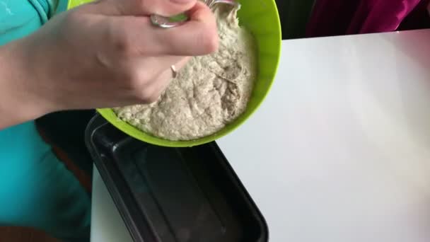 Pečení Chleba Doma Žena Přesouvá Těsto Nádoby Pekáčku — Stock video