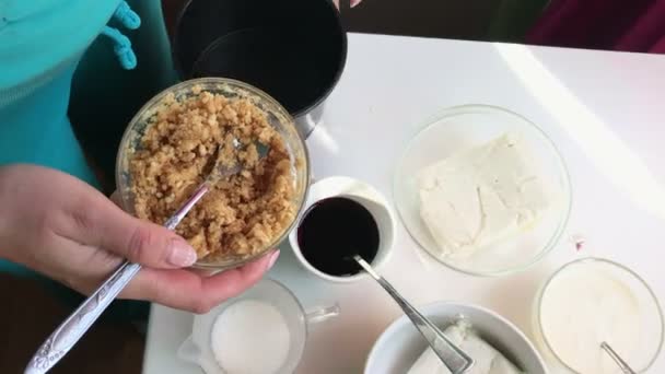 Une Femme Verse Des Biscuits Miettes Avec Beurre Sous Forme — Video