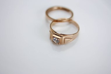 Gelin ve damat beyaz bir arka plan üzerinde alyans.