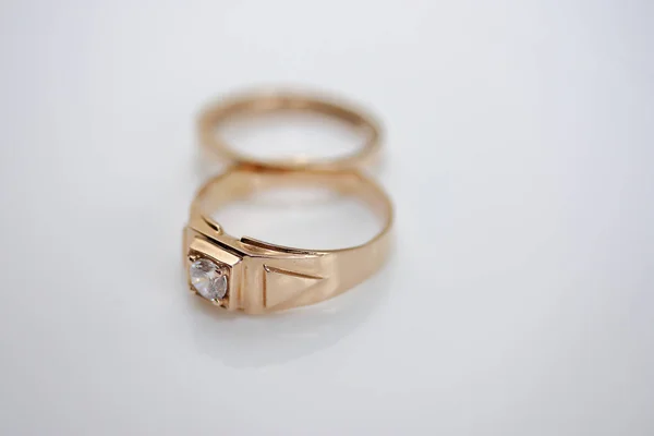 白い背景に新郎新婦の結婚指輪. — ストック写真