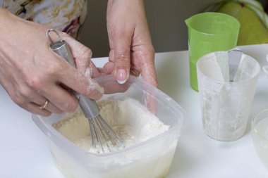 Yemek pasta mascarpone krema ile. Kadın kap içinde hamur kneads.