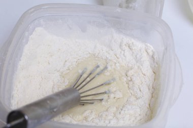Yemek pasta mascarpone krema ile. Kapsayıcı ile hamur karıştırma için bir çırpma teli mevcuttur.