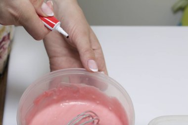 Yemek pasta mascarpone krema ile. Bir kadın bir damla boya hamuru için ekler..