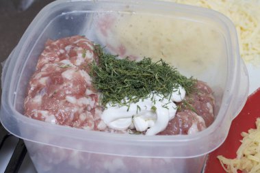 Kıyma biftek patates, yumurta ve peynir ile. Pişirme adımları ve malzemeler.