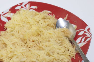 Rendelenmiş patates doğrama. Kıyma biftek patates, yumurta ve peynir ile. Pişirme adımları ve malzemeler.