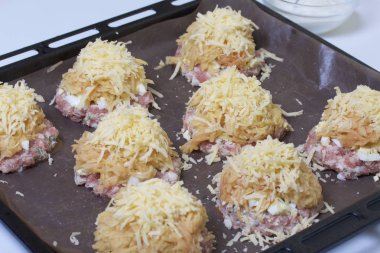 Kıyma biftek patates, yumurta ve peynir ile. Pişirme adımları ve malzemeler.